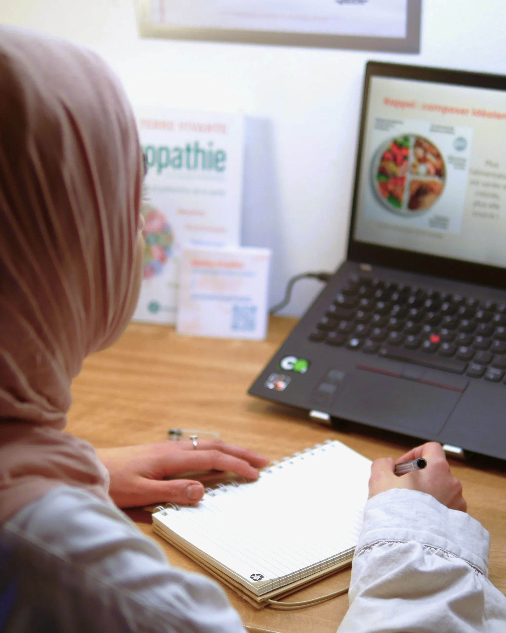 Photo de Maha Khalfet, naturopathe à Lille et séances de naturopathie en visio.